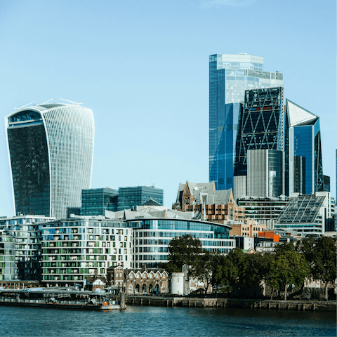 Visit fantastic historical spots, fascinating museums and fun bars in England's capital