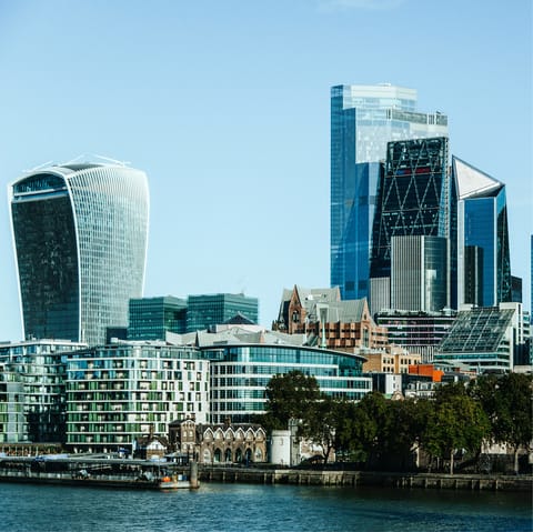 Visit fantastic historical spots, fascinating museums and fun bars in England's capital