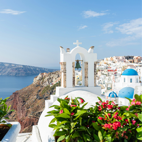 Experience the beauty of Oia – a short walk away