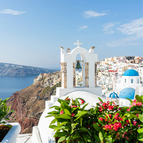 Experience the beauty of Oia – a short walk away