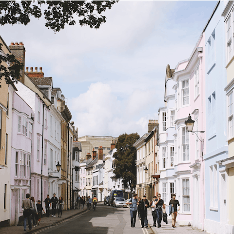 Explore the historic heart of Oxford, a thirteen-minute drive away