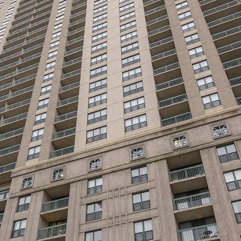 Stay in a typically Chicagoan high rise