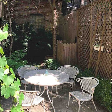 Take your bagel breakfast out into the garden