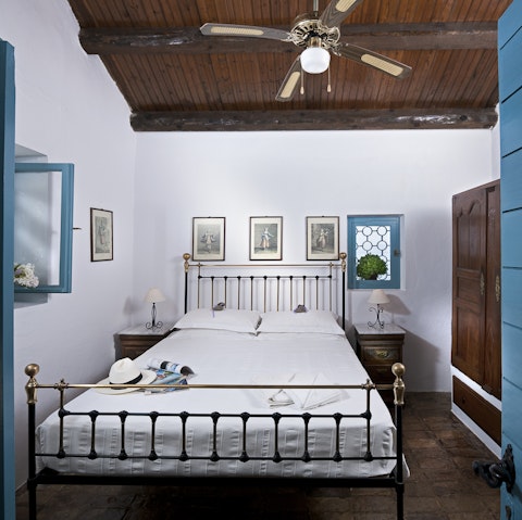 Drift off effortlessly thanks to the soothing sounds of the sea