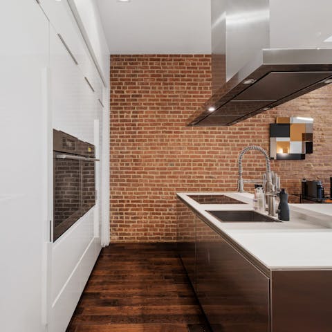 Make the most of the beautiful chef's kitchen and fry up an American breakfast