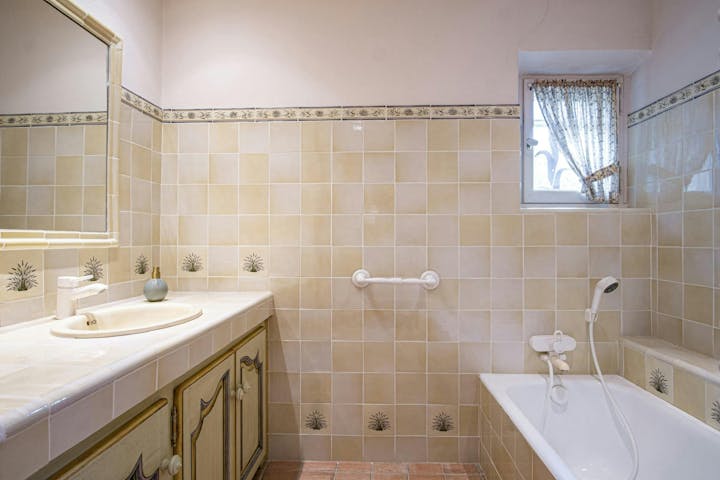 Bathroom photo