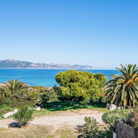 Stay just steps from the beach in Mal Pas-Bon Aire
