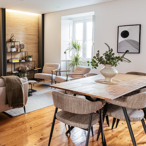 Enjoy a refreshing pause with drinks in the living room
