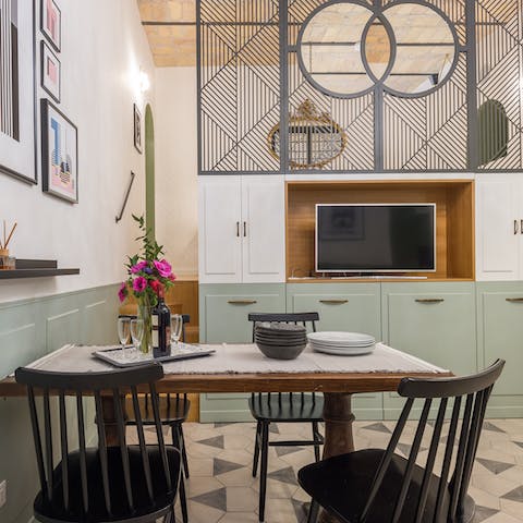 Open a bottle of Italian wine and enjoy at the dining table with some pizza