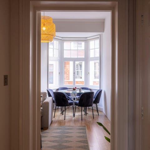 Dine together in front of the bay window