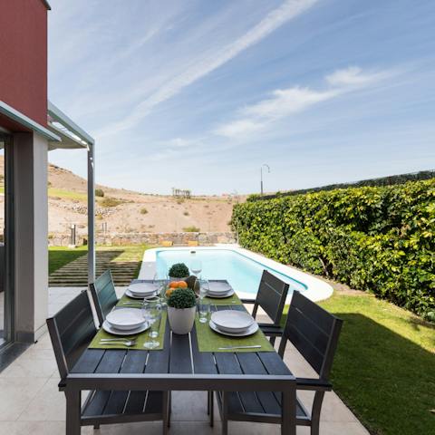 Lay the table for an evening barbecue