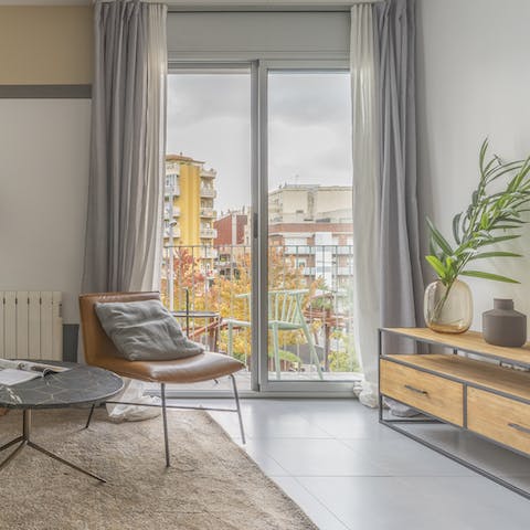 Enjoy your morning coffee on the living room's balcony, overlooking Plaça Joan Pelegrí