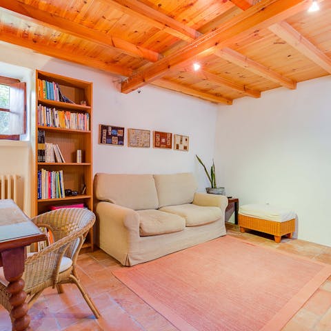 Curl up in the snug with a good book and a refreshing glass of wine