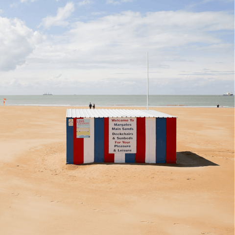 Walk to Margate’s sandy beach in under 5 minutes