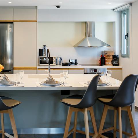 Plan your day at the casual breakfast bar
