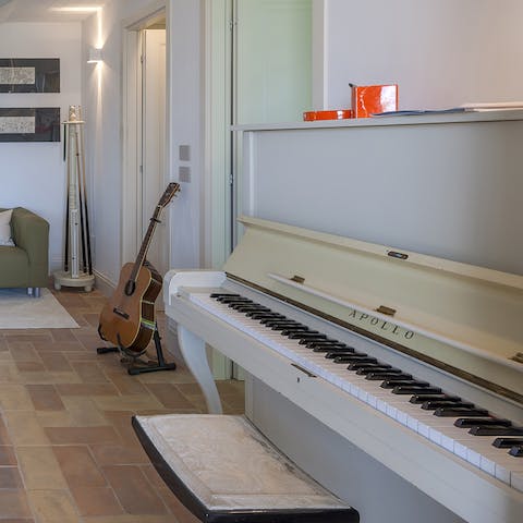 Enjoy a singalong session after a few drinks in the evening – will it be guitar, piano, or both?