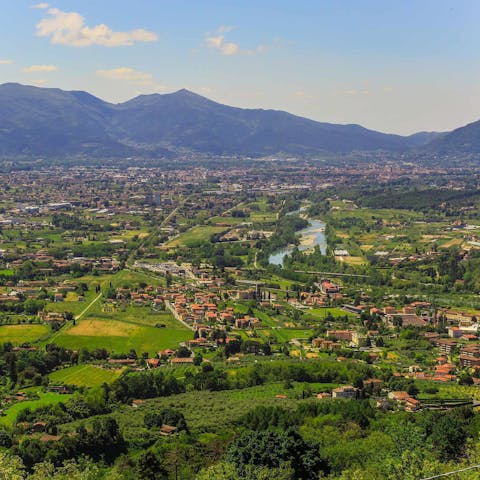Enjoy the view of rural Tuscany from the villa's elevated position