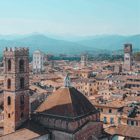Hop in the car and be at Lucca, one of Italy's città d'artes, in twenty minutes