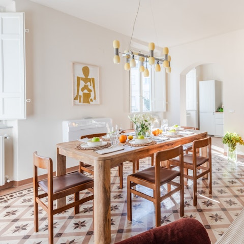 Snack on Tuscan favourites around the dining table