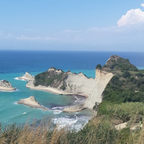 Explore beautiful Kommeno with its turquoise waters and dense forests