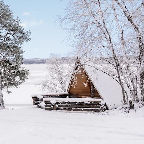 Cosy up in the lean-to and roast marshmallows around the campfire