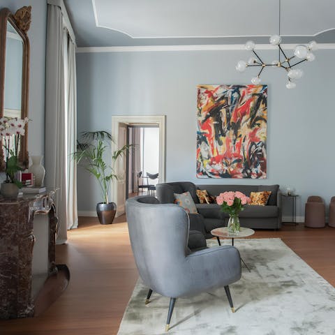 Enjoy a glass of Prosecco in the elegant living room
