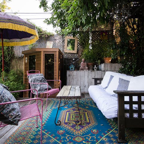 Enjoy cosy evenings altogether in the garden's shabby-chic nook