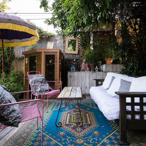 Enjoy cosy evenings altogether in the garden's shabby-chic nook
