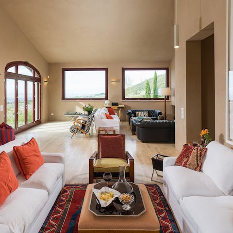 Come together for aperitifs in the contemporary living area