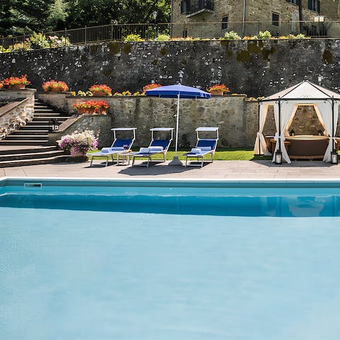 Go for a dip in the private pool after a round of Tennis, in nearby Monterchi
