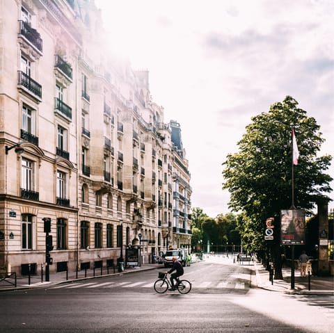 Walk to the scenic Jardin du Luxembourg in just one minute