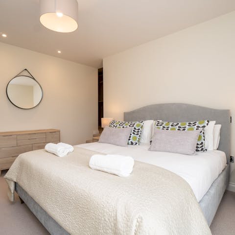 Fall into the cosy king-size bed after busy days wandering around the city