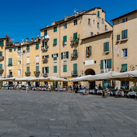 Take a stroll to Piazza dell'Amfiteatro for afternoon drinks
