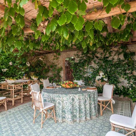 Think spaghetti alle vongole in the romantic dining setting