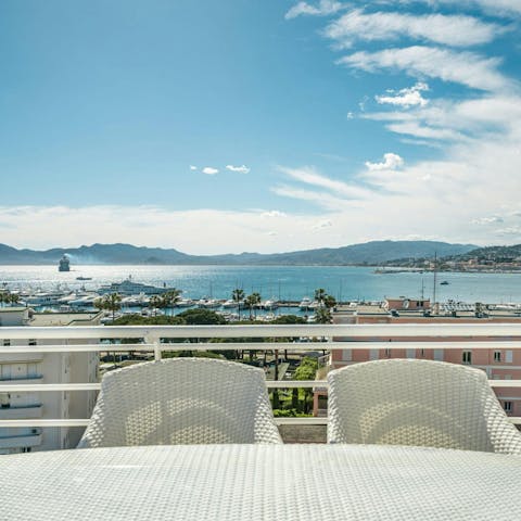 Admire the incredible views of the bay and the Lérins Islands