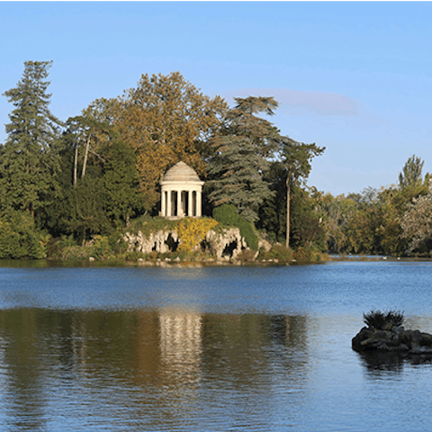 Enjoy a refreshing stroll around beautiful Bois de Vincennes