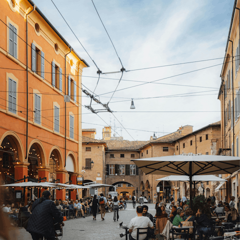 Grab a bite to eat at the osterias along the Corso Canalchiaro