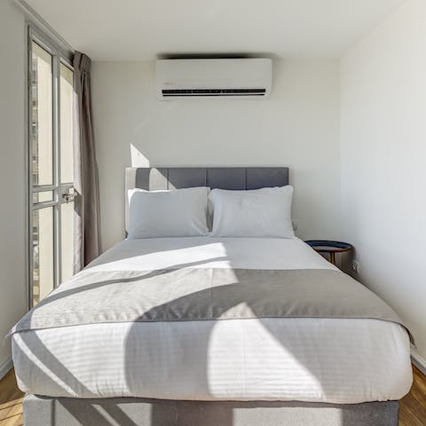 Wake up in your comfy bed to the sun pouring through the windows
