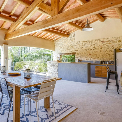 Prepare delicious summer dinners in the outdoor kitchen