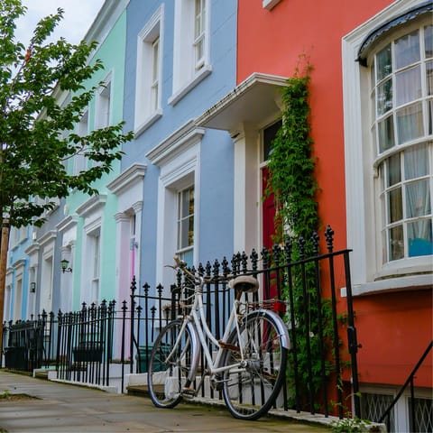 Wander into nearby Notting Hill for a breakfast and