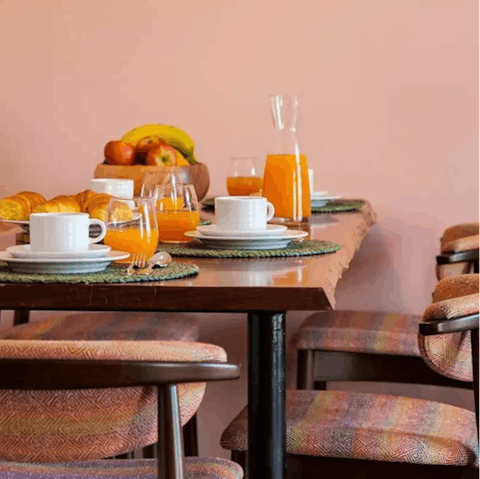 Gather round the breakfast bar each morning and plan your day