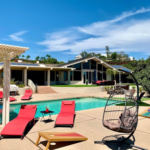 Go between sunbathing and cooling down with a dip in the pool