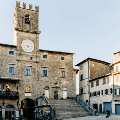 Visit the hilltop town of Cortona – 22 kilometres away