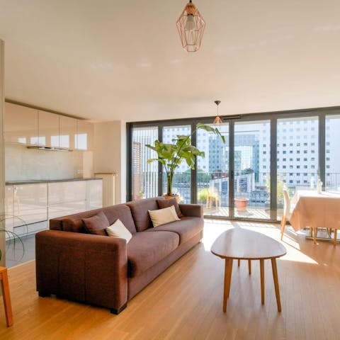 Relax in the bright living space after sightseeing