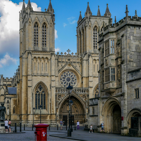 Discover the nearby Bristol Cathedral