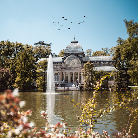 Jump on a train from Pueblo Nuevo to spend the day in El Retiro Park
