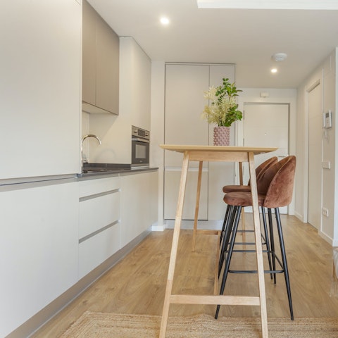 Grab a quick bite to eat at the breakfast bar before going sightseeing