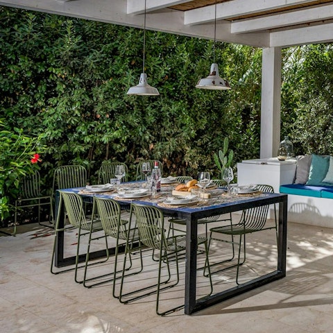 Tuck into an alfresco pasta feast at the outdoor dining table