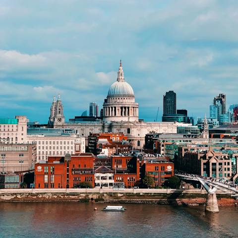 Be in the heart of London in less than 20 minutes with a Tube stop just around the corner