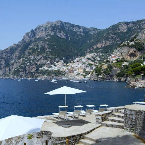 Lie back and admire the ocean thanks to direct access to the sea